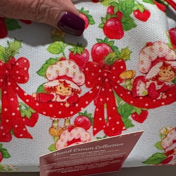 Strawberry Shortcake Hand Cream Collection - Festive Red and Green - Picture 6 of 8